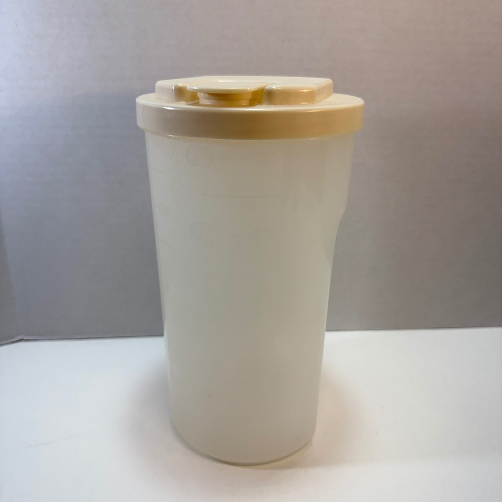 Rubbermaid Pitcher 2 Quart Almond Vintage Space Saver Flip Top Lid Plastic